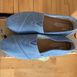 Women slip on Toms